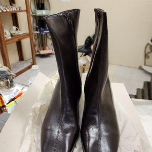Low heeled leather boots